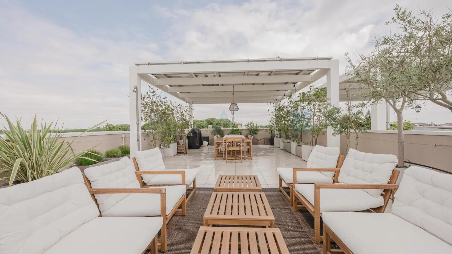 The Rooftop Pineta ليدو دي يسولو